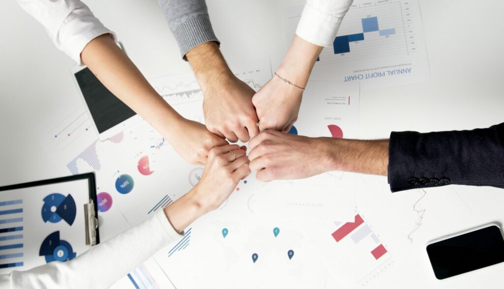 Coaching dirigeant et transformation managériale : équipe en collaboration autour d’un projet professionnel