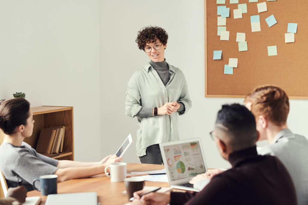 Formatrice en management animant une session devant des managers en réunion