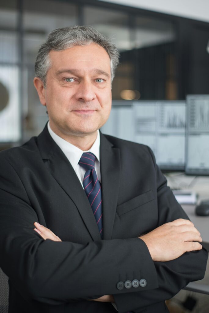 Dirigeant en costume dans un environnement professionnel, cible du coaching du dirigeant et du leadership